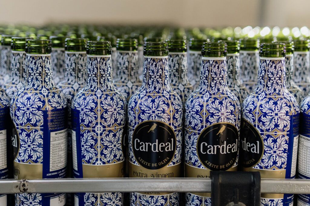 Botellas de vidrio en una línea de llenado y envasado industrial