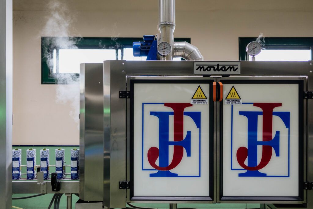 Línea de llenado industrial de vino en la planta de Josefrans
